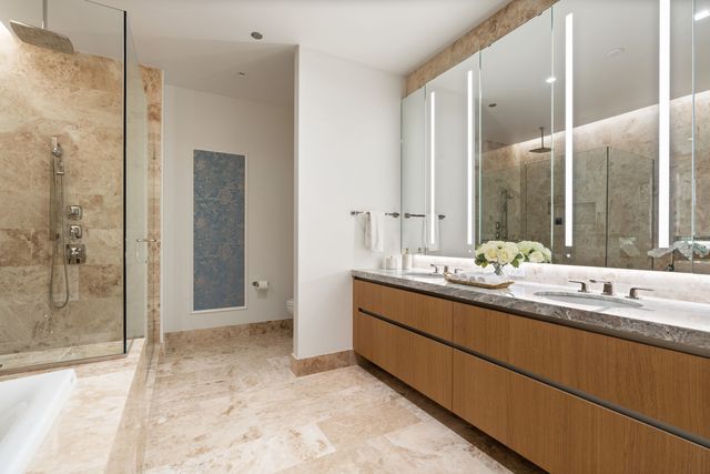 363 E Wacker Drive 2106, Chicago, IL 60601