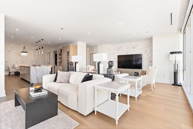 363 E Wacker Drive 2106, Chicago, IL 60601