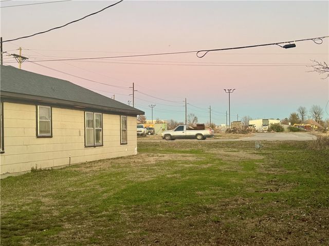 1220 N 13th Street, Rogers, AR 72756