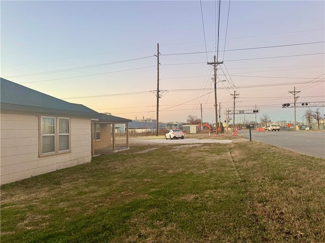1220 N 13th Street, Rogers, AR 72756