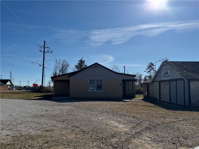 1220 N 13th Street, Rogers, AR 72756