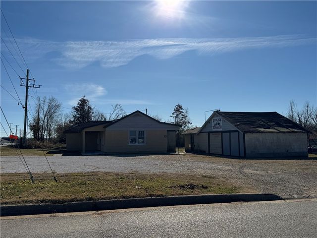 1220 N 13th Street, Rogers, AR 72756