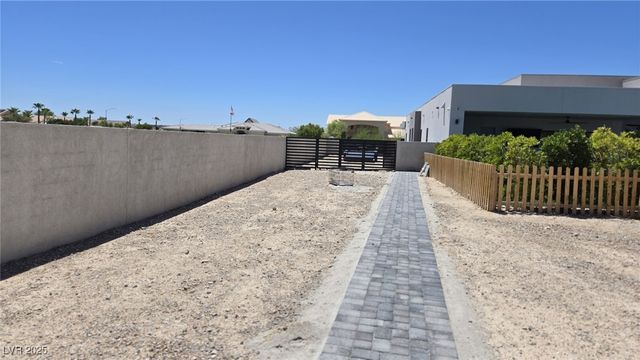 5400 Mello Avenue, Las Vegas, NV 89131