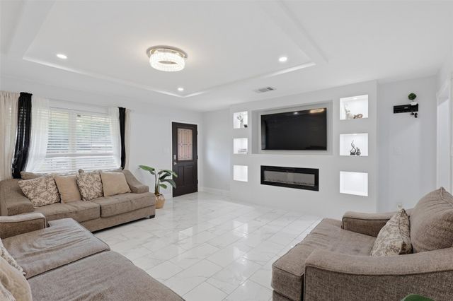 7027 Kingsway Drive, Houston, TX 77087