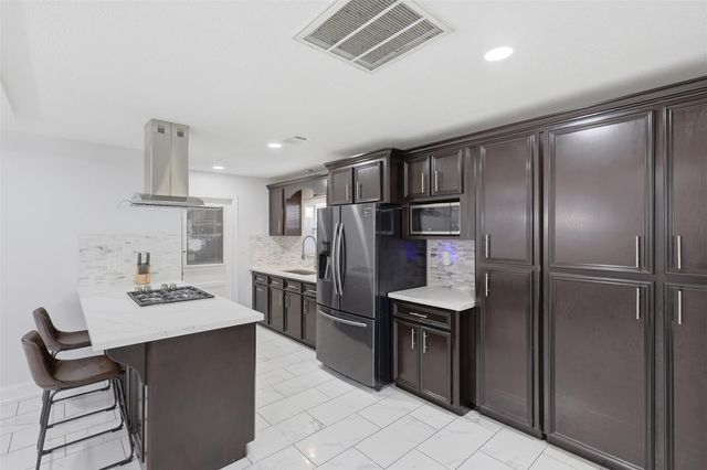 7027 Kingsway Drive, Houston, TX 77087