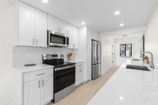 381 NE 43rd Court, Oakland Park, FL 33334