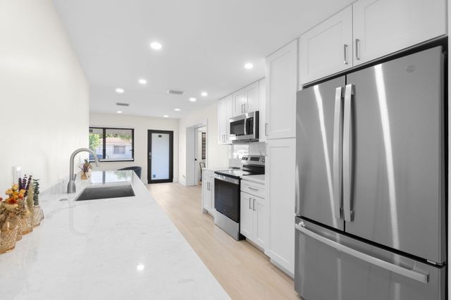 381 NE 43rd Court, Oakland Park, FL 33334