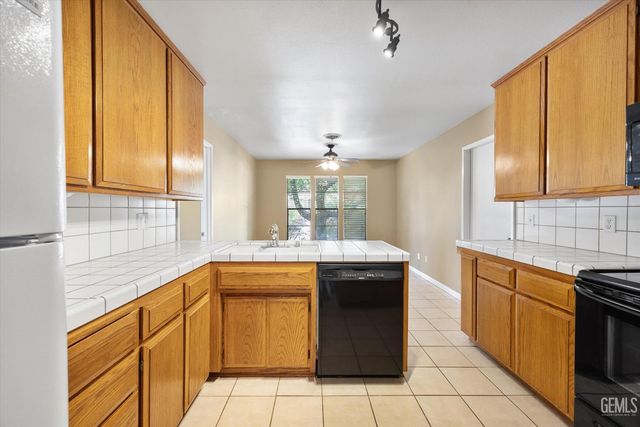 5835 Riggs Court, Bakersfield, CA 93306