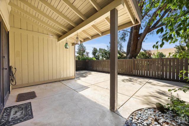 5835 Riggs Court, Bakersfield, CA 93306