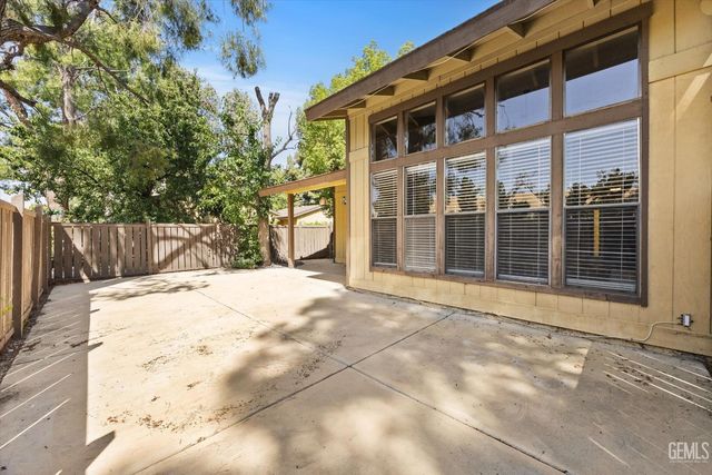 5835 Riggs Court, Bakersfield, CA 93306