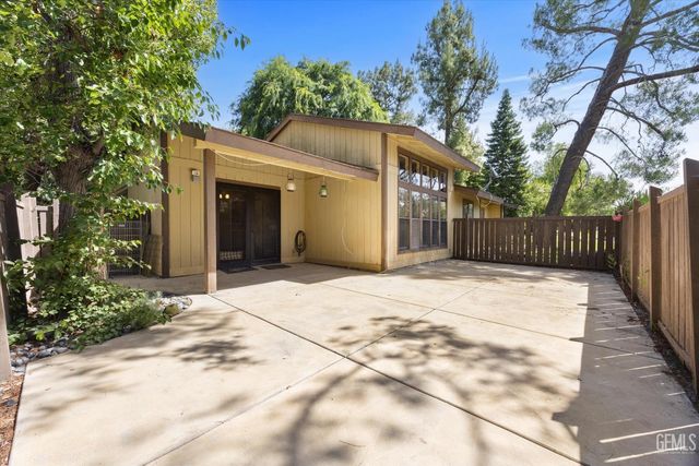 5835 Riggs Court, Bakersfield, CA 93306
