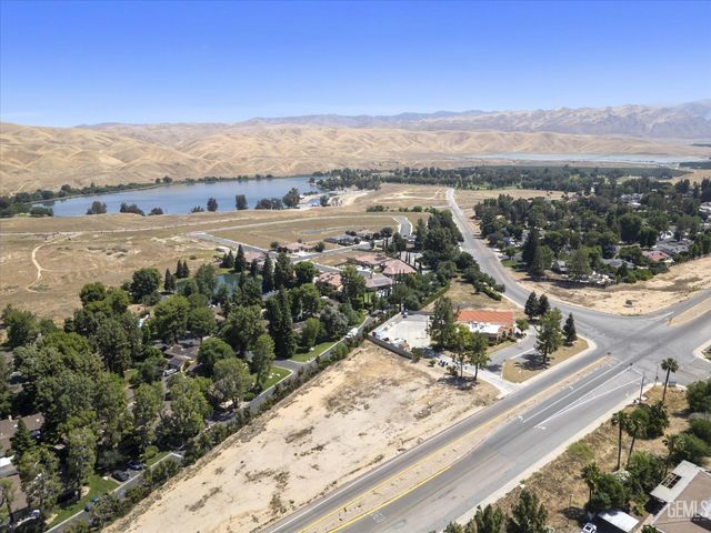 5835 Riggs Court, Bakersfield, CA 93306