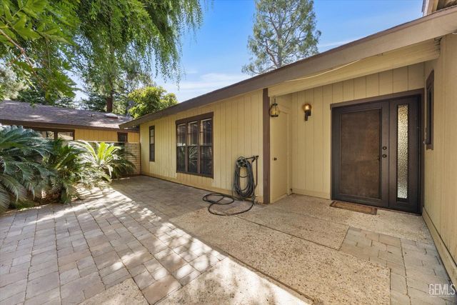 5835 Riggs Court, Bakersfield, CA 93306
