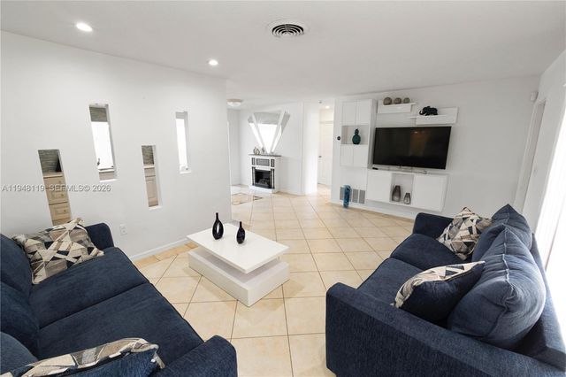 6541 NW 24th St, Sunrise, FL 33313