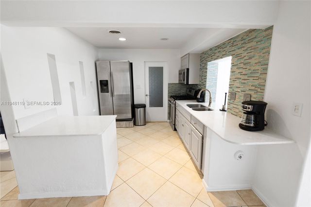 6541 NW 24th St, Sunrise, FL 33313