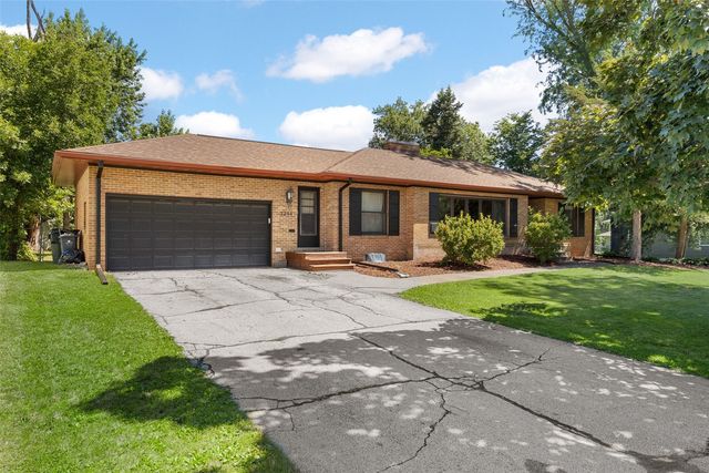 1244 29th Street NE, Cedar Rapids, IA 52402