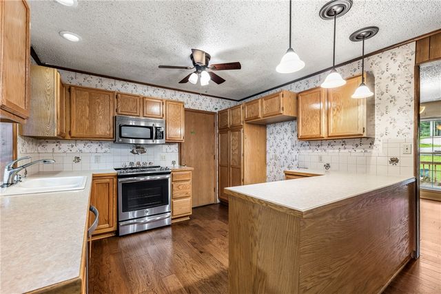 755 N Cedarwood Avenue, Fayetteville, AR 72701