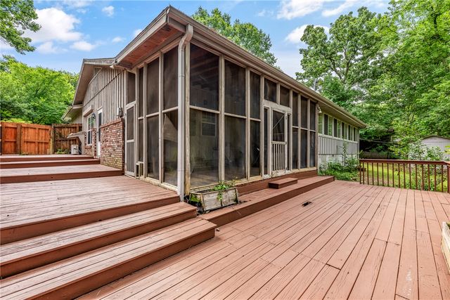 755 N Cedarwood Avenue, Fayetteville, AR 72701