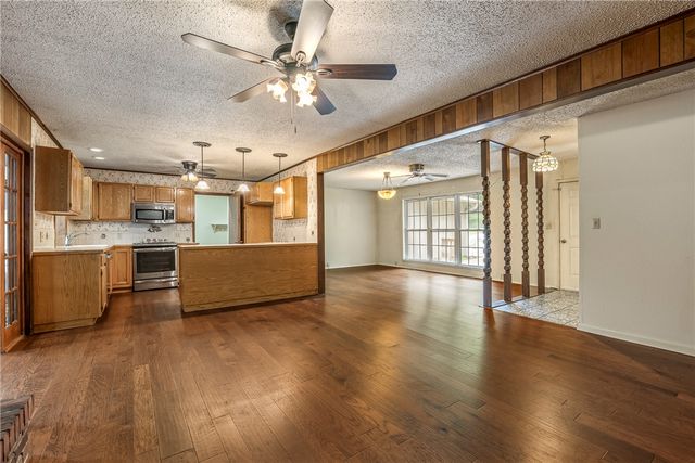 755 N Cedarwood Avenue, Fayetteville, AR 72701