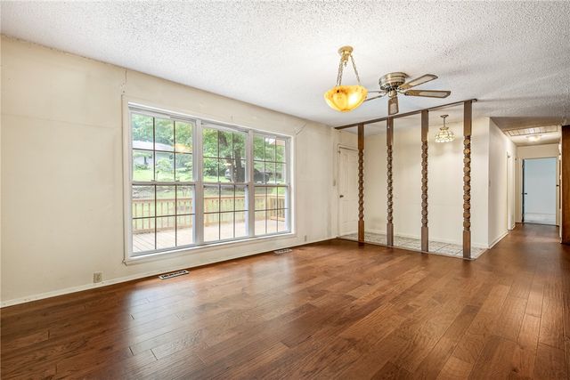 755 N Cedarwood Avenue, Fayetteville, AR 72701