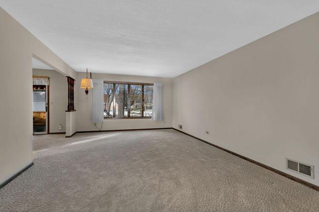 726 Hassan Street SE, Hutchinson, MN 55350