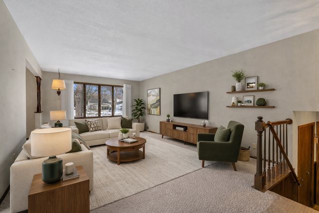 726 Hassan Street SE, Hutchinson, MN 55350