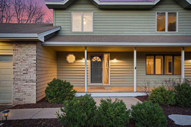 8361 W Lake Drive, Chanhassen, MN 55317