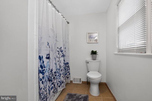 8 E FOREST GLEN DR, Millville, NJ 08332