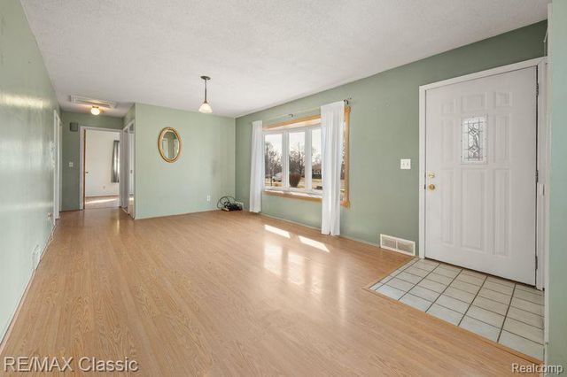 36 Osage Circle, Waterford Charter Township, MI 48328