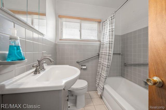 36 Osage Circle, Waterford Charter Township, MI 48328