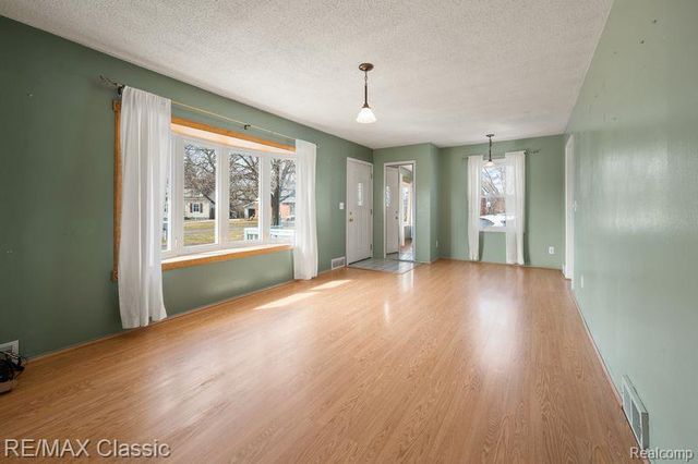 36 Osage Circle, Waterford Charter Township, MI 48328