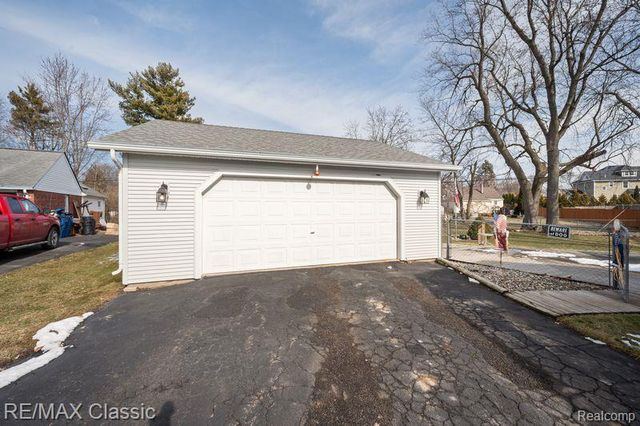 36 Osage Circle, Waterford Charter Township, MI 48328