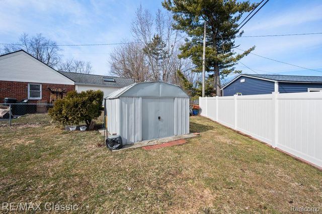 36 Osage Circle, Waterford Charter Township, MI 48328