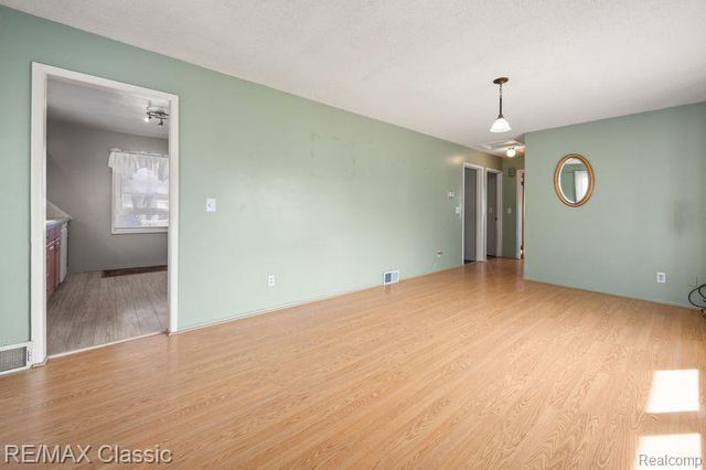 36 Osage Circle, Waterford Charter Township, MI 48328