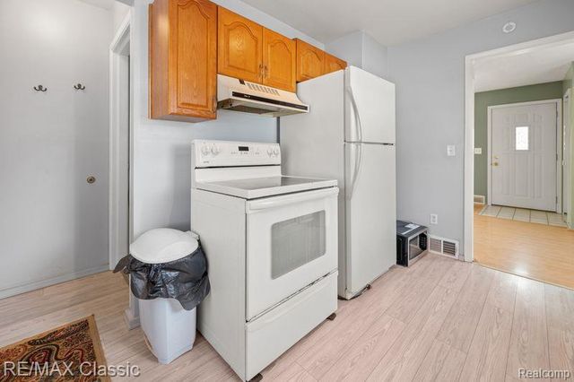 36 Osage Circle, Waterford Charter Township, MI 48328