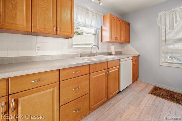 36 Osage Circle, Waterford Charter Township, MI 48328