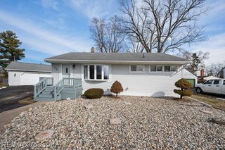 36 Osage Circle, Waterford Charter Township, MI 48328
