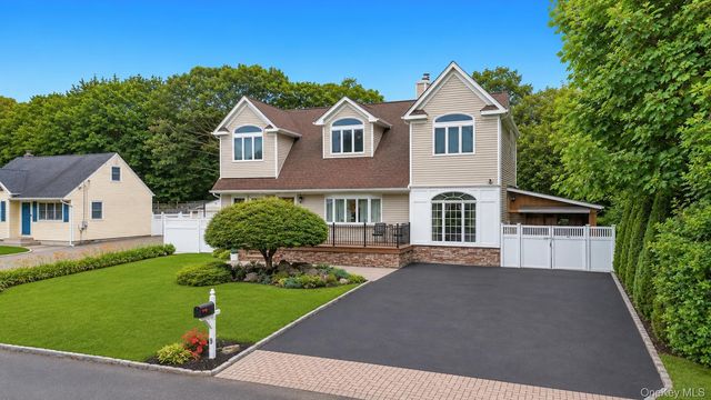 19 Joan Road, Bay Shore, NY 11706