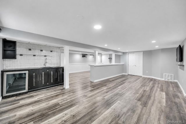 19 Joan Road, Bay Shore, NY 11706