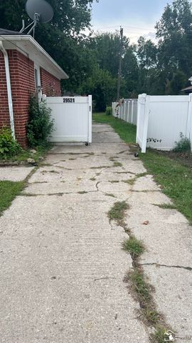 29521 West Road, New Boston, MI 48164