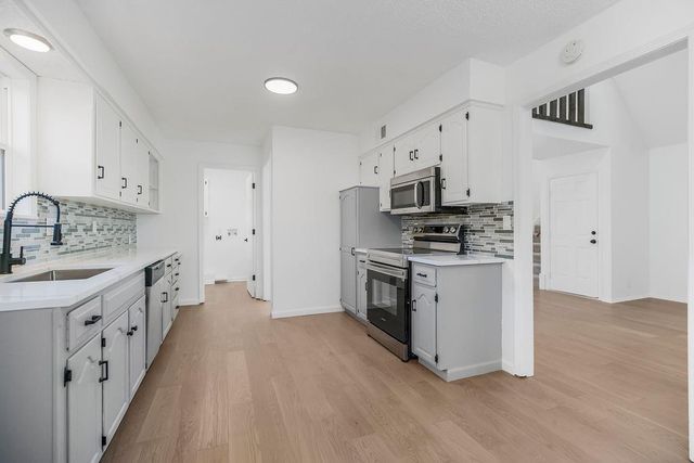 3909 SW HIDDEN COVE Drive, Lee's Summit, MO 64082