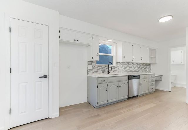 3909 SW HIDDEN COVE Drive, Lee's Summit, MO 64082