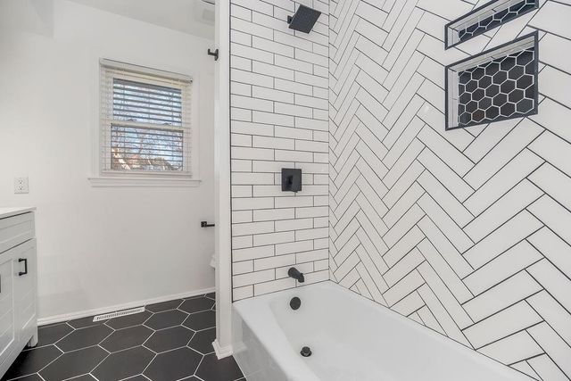 3909 SW HIDDEN COVE Drive, Lee's Summit, MO 64082