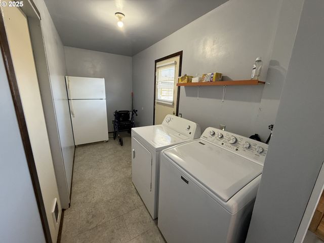 2975 COLORADO Ave, North Bend, OR 97459