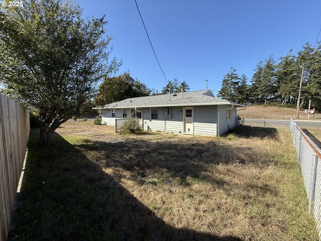 2975 COLORADO Ave, North Bend, OR 97459