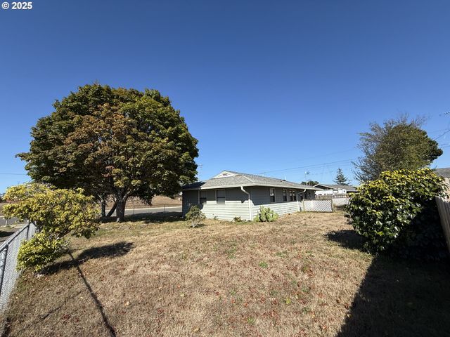 2975 COLORADO Ave, North Bend, OR 97459