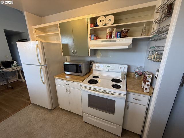 2975 COLORADO Ave, North Bend, OR 97459