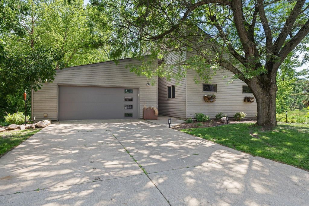 2006 11th Avenue NE, Austin, MN 55912
