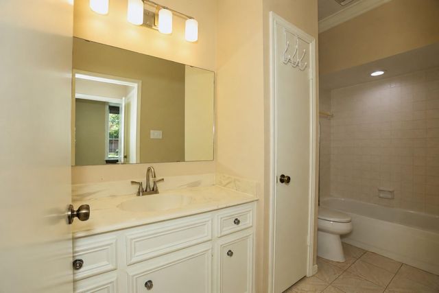 107 Manor Place, Lake Jackson, TX 77566