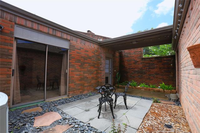 107 Manor Place, Lake Jackson, TX 77566